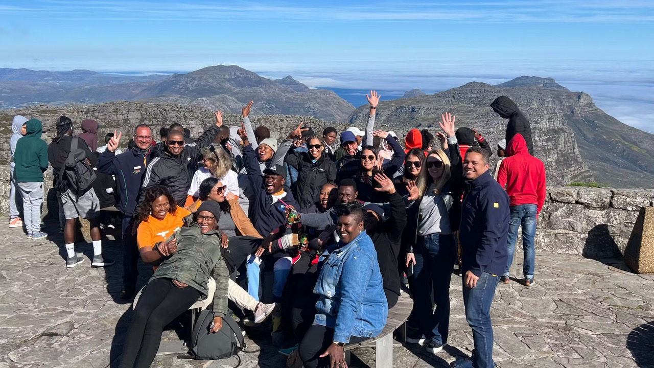 Du khách hào hứng chụp ảnh trên đỉnh núi Bàn. Ảnh: Table Mountain