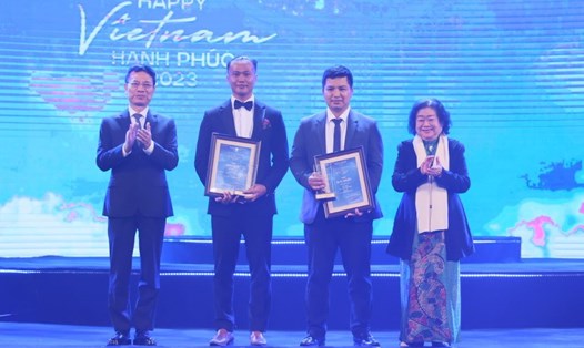 Nguyên Phó Chủ tịch nước Trương Mỹ Hoa và Bộ trưởng Nguyễn Mạnh Hùng trao hai giải Nhất hạng mục Ảnh và Video cho các tác giả. Ảnh: Ban tổ chức