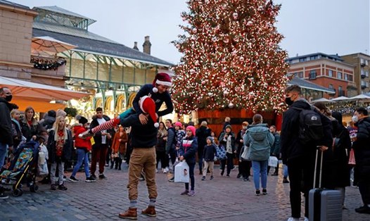 Một nửa số người Mỹ lựa chọn sẽ mua ít quà hơn cho con cái của họ trong dịp lễ Giáng sinh năm nay. Ảnh: AFP/TTXVN