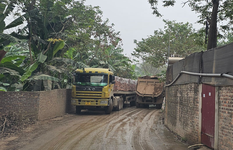 Hình ảnh xe trọng tải lớn chở vật liệu xây dựng không che chắn cẩn thận xuất hiện dày đặc ở Vĩnh Phúc. Ảnh: B.N