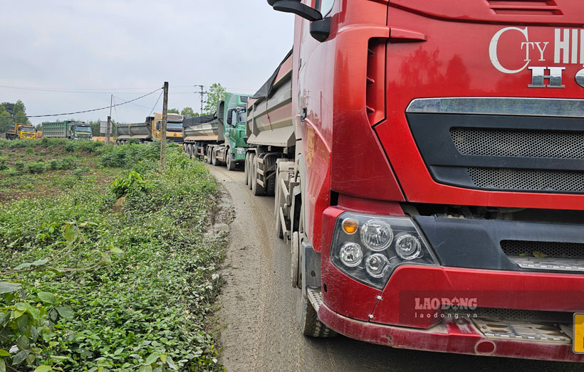 Đoàn xe chở vật liệu xây dựng di chuyển trên đường dân sinh qua địa bàn xã Quang Sơn, huyện Lập Thạch gây mất an toàn giao thông, ô nhiễm môi trường. Ảnh: B.N