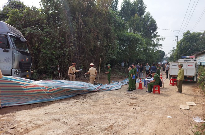 Xe tải chở đất trong vụ tai nạn chết người ngày 2.11 ở xã Minh Quang, huyện Tam Đảo. Ảnh: Bảo Nguyên