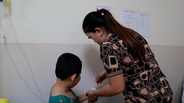 Bệnh nhi đang được mẹ chăm sóc. Ảnh: NGUYỄN LY 