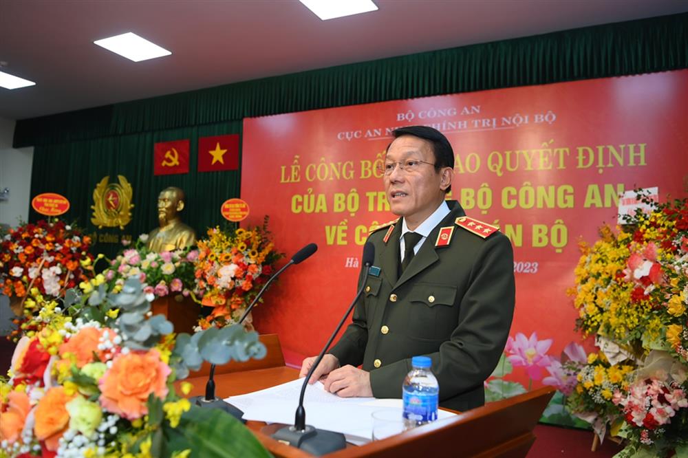 Thứ trưởng Lương Tam Quang phát biểu chúc mừng và giao nhiệm vụ cho Thiếu tướng Phạm Thế Tùng. Ảnh: Cổng TTĐT Bộ Công an