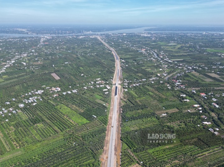 Dự án đầu tư xây dựng công trình đường cao tốc Mỹ Thuận - Cần Thơ được khởi công tháng 1-2021, với tổng mức đầu tư là hơn 4.826 tỉ đồng. Quy mô 04 làn xe, vận tốc thiết kế 80km/h. Ở giai đoạn hoàn thiện quy mô tuyến 06 làn xe, tốc độ thiết kế 100km/h.