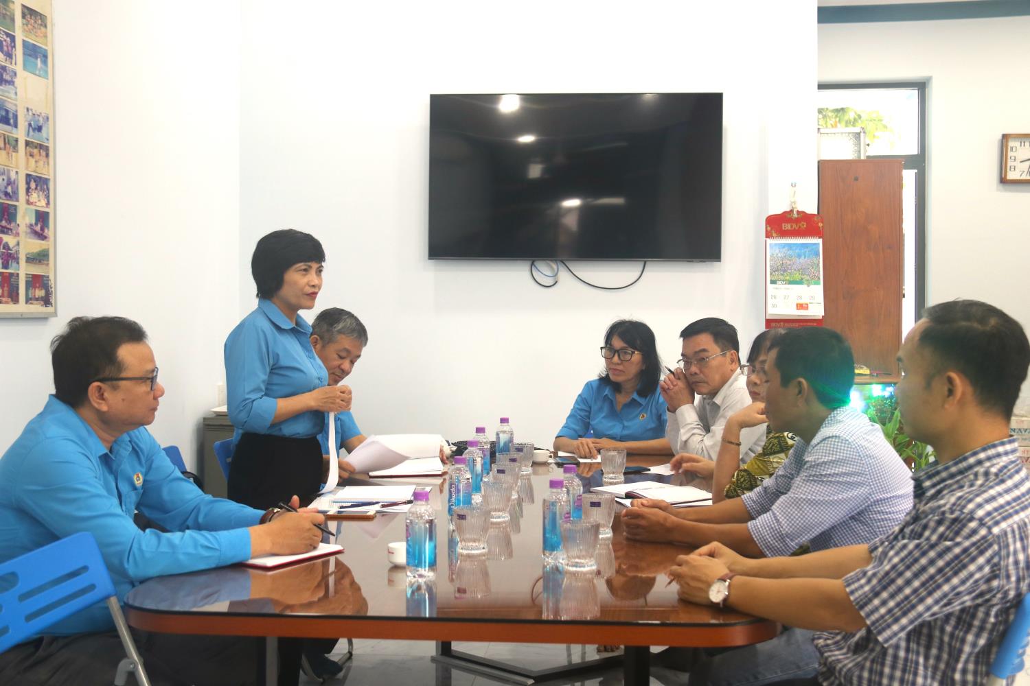 Đoàn công tác LĐLĐ tỉnh Khánh Hòa làm việc tại Công ty TNHH Môi trường đô thị Diên Khánh. Ảnh: Phương Linh