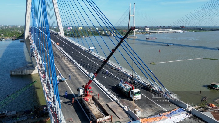 Dự án cầu Mỹ Thuận 2 được khởi công tháng 2.2020, có tổng chiều dài 6,61km, được thiết kế 6 làn xe, vận tốc thiết kế 80km/h. Giai đoạn đầu, cầu được làm 4 làn xe. Cầu Mỹ Thuận 2 có tổng vốn đầu tư khoảng 5.000 tỉ đồng.