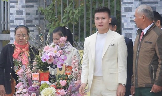 Tiền vệ Quang Hải bảnh bao trong lễ dạm ngõ. Ảnh: Thanh Xuân/Sport5