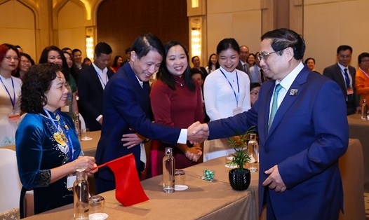 Thủ tướng Phạm Minh Chính gặp gỡ cán bộ, nhân viên Đại sứ quán và cộng đồng người Việt Nam tại UAE. Ảnh: VGP

