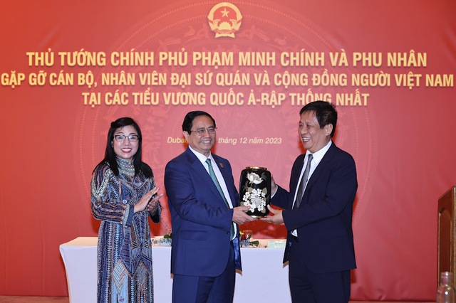 Thủ tướng Phạm Minh Chính và Phu nhân Lê Thị Bích Trân tặng quà lưu niệm Đại sứ quán tại UAE. Ảnh: VGP