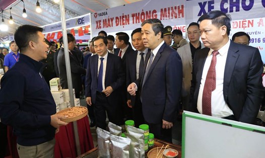 Lãnh đạo tỉnh Thái Bình tham quan gian hàng tại Hội chợ quốc tế nông nghiệp đồng bằng Bắc Bộ 2023. Ảnh: Đạt Linh