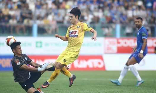 Trọng Hùng và các đồng đội tại đội Thanh Hoá có nhiều cơ hội để giành trọn 3 điểm trước đội Khánh Hoà. Ảnh: Thanh Vũ
