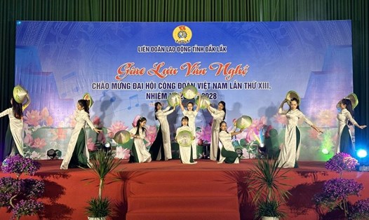 Liên đoàn Lao động tỉnh Đắk Lắk tổ chức chương trình Giao lưu văn nghệ chào mừng Đại hội Công đoàn Việt Nam lần thứ XIII, nhiệm kỳ 2023-2028. Ảnh: Bảo Trung