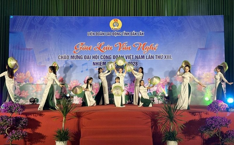 Liên đoàn Lao động tỉnh Đắk Lắk tổ chức chương trình Giao lưu văn nghệ chào mừng Đại hội Công đoàn Việt Nam lần thứ XIII, nhiệm kỳ 2023-2028. Ảnh: Bảo Trung