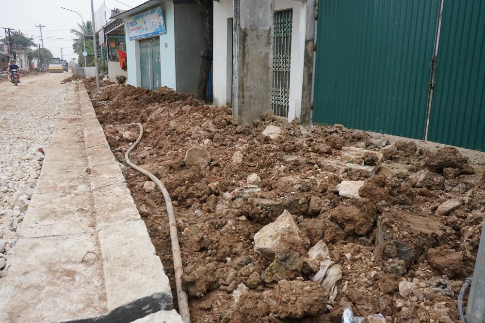 Ghi nhận tại xã Quảng Văn, huyện Quảng Xương có rất nhiều hộ dân bị chắn lối ra vào khi đơn vị thi công thực hiện việc đào đất rãnh mương. Ảnh: Quách Du