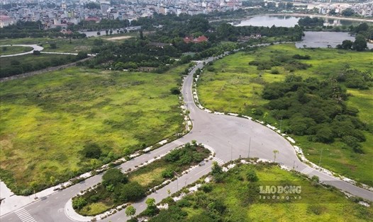Nhiều công viên tại Hà Nội bị bỏ hoang, cỏ mọc um tùm. Ảnh: Phan Anh