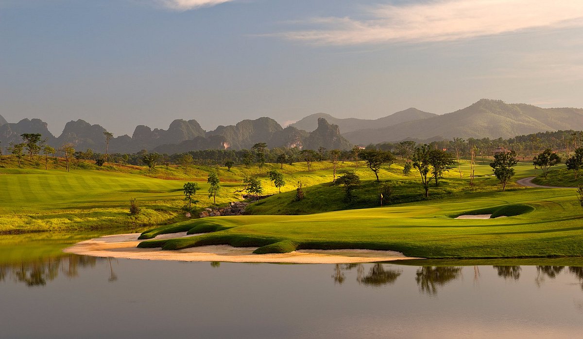 Hà Nội đang sở hữu hệ thống hạ tầng, dịch vụ golf rất chuyên nghiệp, bao gồm 6 cụm sân golf với 10 sân golf tiêu chuẩn như: King's Island Golf, Sky Lake, Long Biên; khoảng 10 sân tập như: Đảo Sen, Hanoi Club… Ảnh: Tripadvisor