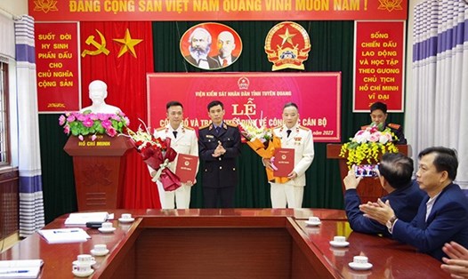  Viện trưởng và Phó Viện trưởng huyện Lâm Bình nhận quyết định bổ nhiệm. Ảnh: Viện KSND tỉnh Tuyên Quang