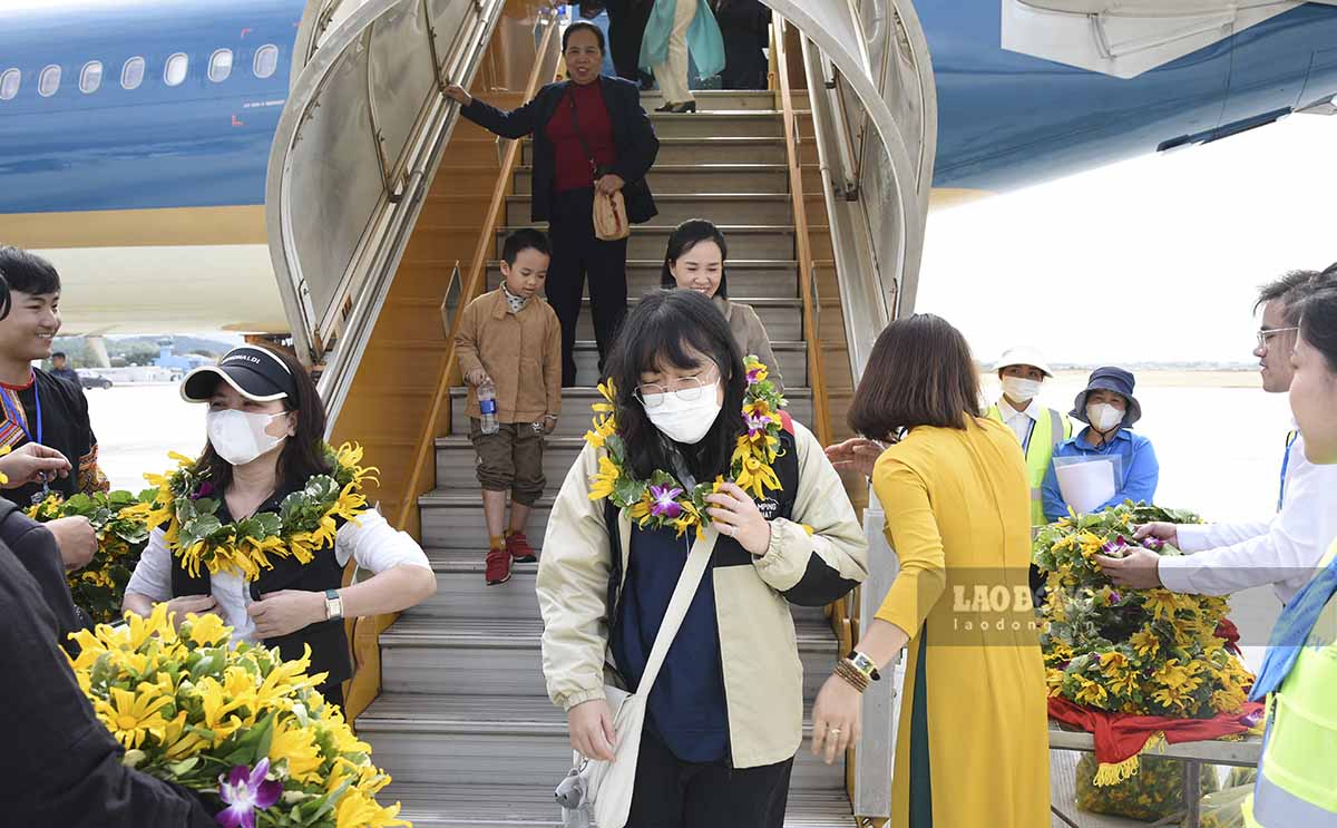 Những hành khách đầu tiên được chào đón khi đến Sân Bay Điện Biên. Ảnh: Thanh Bình