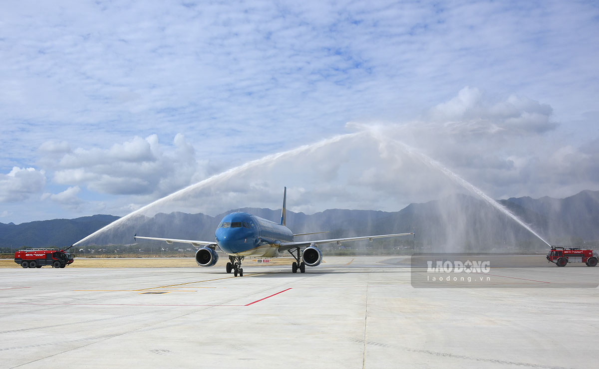 Nguy thức phun vòi rồng chào đón chuyến bay thương mại đầu tiên sau khi Sân bay Điện Biên mở cửa trở lại. Ảnh: Thanh Bình