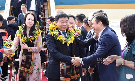 Bộ trưởng Bộ GTVT Nguyễn Văn Thắng đi chuyến bay thương mại đầu tiên đến Sân bay Điện Biên ngay sau khi sân bay mở cửa trở lại. Ảnh: Thanh Bình
