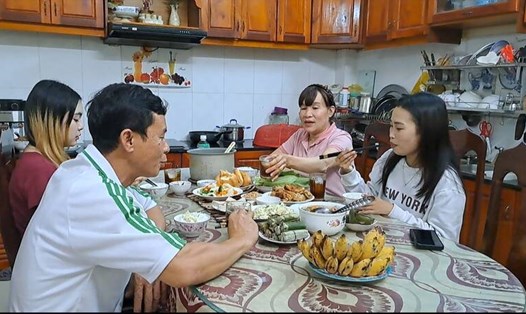 Sinh viên Lào sinh hoạt cùng gia đình người dân Đà Nẵng. Ảnh: Nguyễn Linh