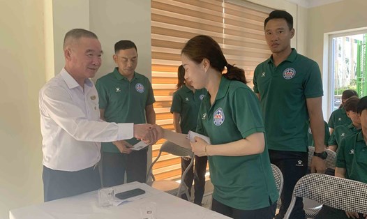 Giám đốc Công ty  Tuyển than Cửa Ông (Quảng Ninh), ông Đăng Văn Khôi tặng quà động viên các tuyển thủ bóng đá nữ TKV. Ảnh: Phan Thủy