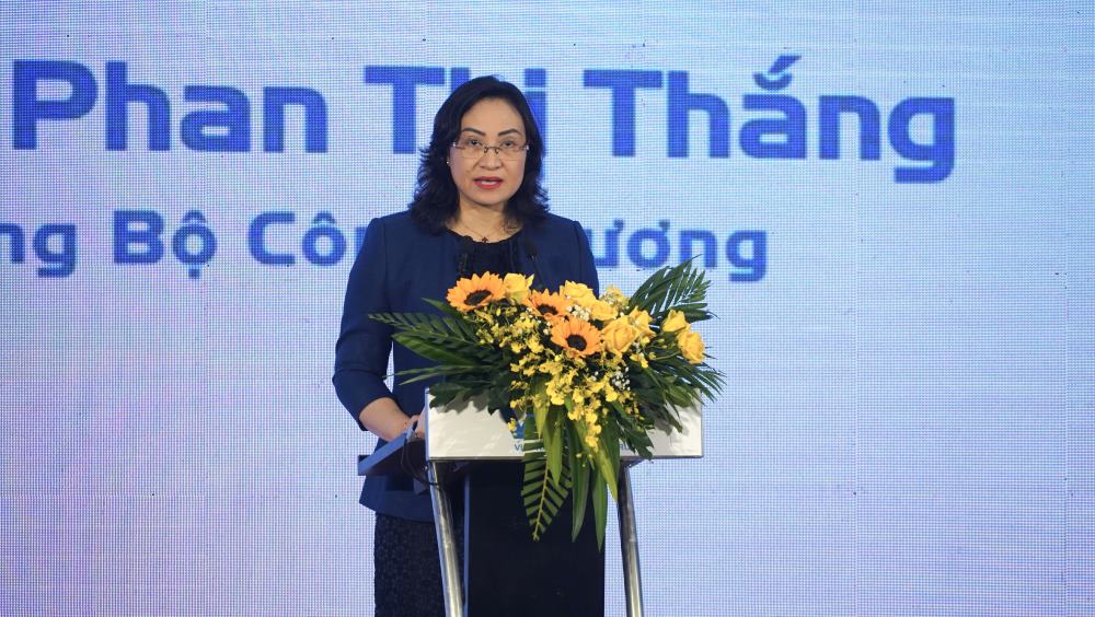 Bà Phan Thị Thắng – Thứ trưởng Bộ Công thương phát biểu tại diễn đàn. Ảnh: Tạ Quang