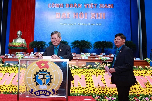 Lãnh đạo Tổng LĐLĐ Việt Nam bỏ phiếu bầu BCH Tổng LĐLĐ khóa XIII. Ảnh: Tô Thế