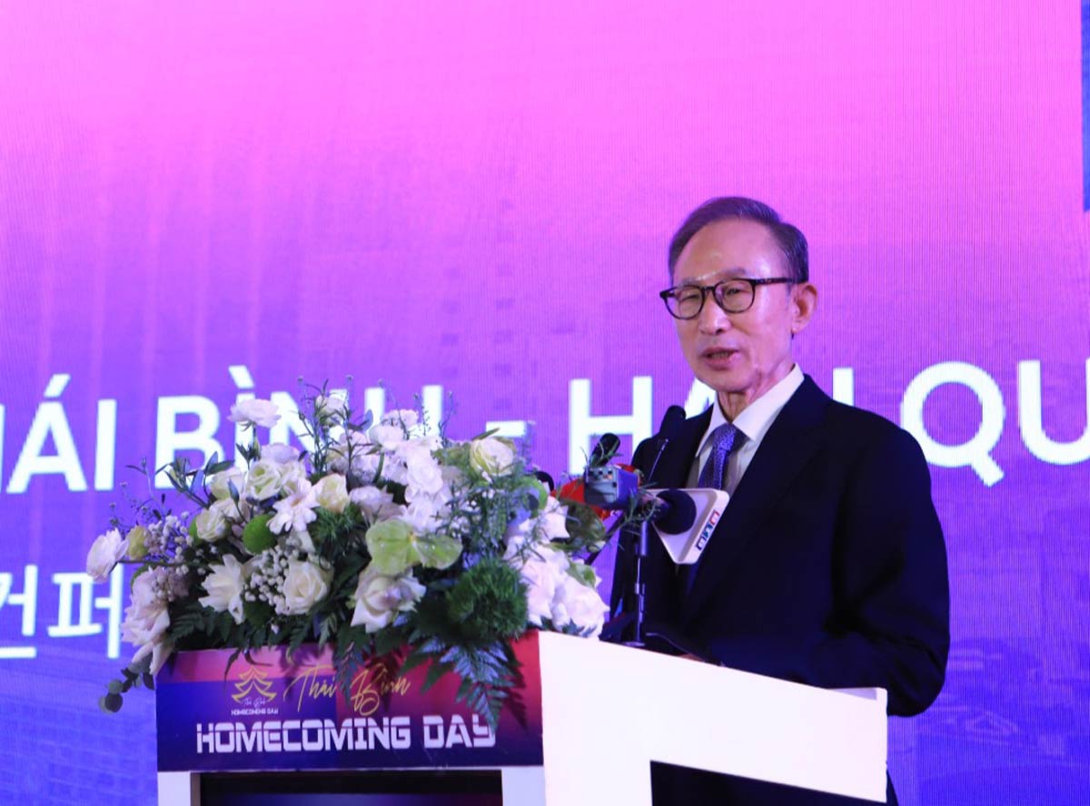 Cựu Tổng thống Hàn Quốc Lee Myung-bak phát biểu tại hội nghị. Ảnh: Nam Hồng