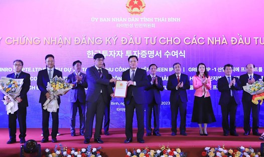 Lãnh đạo tỉnh Thái Bình trao chứng nhận đầu tư cho doanh nghiệp đến từ Hàn Quốc. Ảnh: Nam Hồng