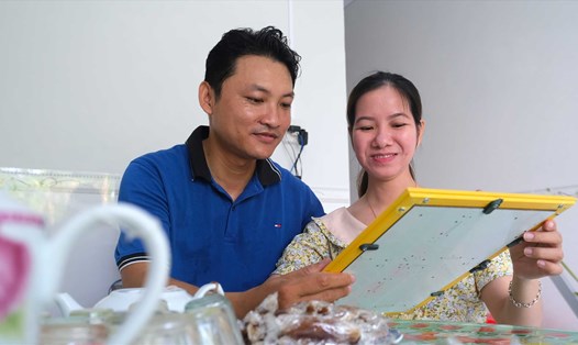 Niềm hạnh phúc của vợ chồng đoàn viên Võ Thanh Vũ. Ảnh: Phong Linh