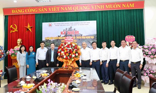 Đoàn Đại biểu Quốc hội tỉnh Quảng Ninh chúc mừng TKV nhân kỷ niệm 87 năm Ngày Truyền thống Công nhân vùng Mỏ - Truyền thống ngành Than 12.11. Ảnh: TKV