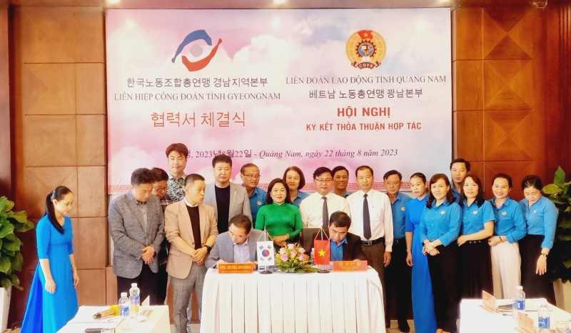 Công đoàn tỉnh Quảng Nam ký thỏa thuận hợp tác với Liên hiệp Công đoàn tỉnh Gyeongnam, Hàn Quốc. Ảnh: Hoàng Bin.