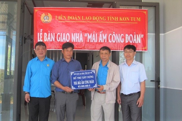 LĐLĐ tỉnh Kon Tum trao “Mái ấm Công đoàn” cho đoàn viên có hoàn cảnh khó khăn. Ảnh: Thanh Tuấn 