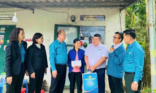 LĐLĐ tỉnh Quảng Ninh và LĐLĐ huyện Hải Hà đã tổ chức đến thăm và tặng quà cho công nhân lao động tại khu công nghiệp Texhong Hải Hà. Ảnh: CĐ Quảng Ninh
