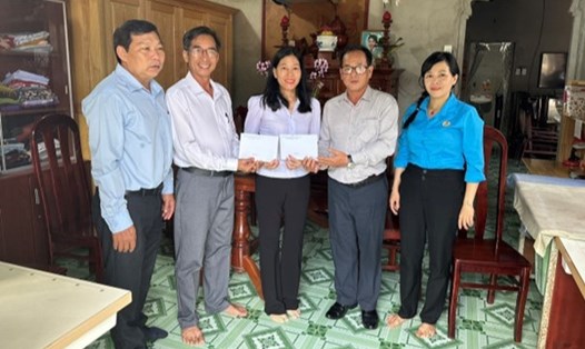 LĐLĐ huyện Châu Đức và đại diện UBMTTQ Việt Nam huyện trao hỗ trợ sửa chữa nhà Mái ấm công đoàn cho đoàn viên. Ảnh: LĐLĐ