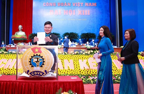 Đại biểu bỏ phiếu bầu BCH Tổng LĐLĐ Việt Nam khóa XIII. Ảnh: Tô Thế