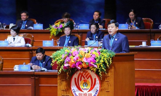 Ông Kha Văn Tám - Chủ tịch LĐLĐ tỉnh Nghệ An tham luận tại Đại hội XIII Công đoàn Việt Nam chiều ngày 2.12. Ảnh: Tô Thế.