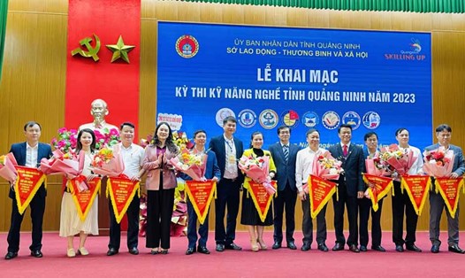 Ban Tổ chức trao cờ lưu niệm cho các trường có thí sinh tham dự Kỳ thi kỹ năng nghề tỉnh Quảng Ninh năm 2023. Ảnh: Nguyên Ngọc