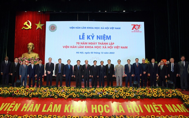 Giám đốc học viện Chính trị Quốc gia Hồ Chí Minh, Chủ tịch Hội đồng Lý luận Trung ương Nguyễn Xuân Thắng, Phó Thủ tướng Trần Hồng Hà và các đại biểu tham dự buổi lễ. Ảnh: VGP