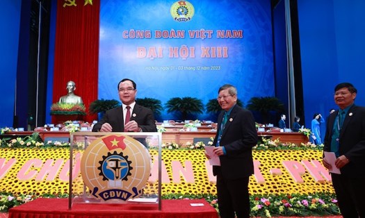Các đại biểu bỏ phiếu bầu Ban Chấp hành Tổng Liên đoàn Lao động Việt Nam khóa XIII. Ảnh: Hải Nguyễn