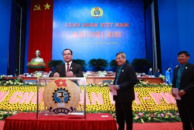 Các đại biểu bỏ phiếu bầu Ban Chấp hành Tổng Liên đoàn Lao động Việt Nam khóa XIII. Ảnh: Hải Nguyễn 