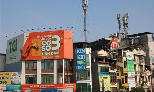 Biển quảng cáo chằng chịt ở Hà Nội. Ảnh: Kim Anh