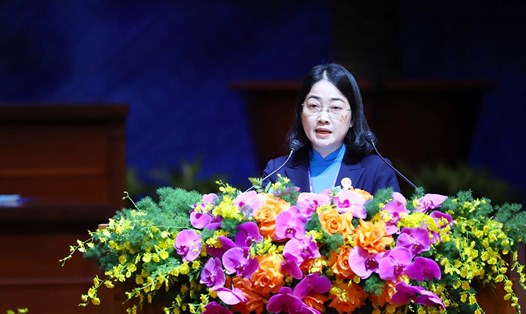 Bà Nguyễn Kim Loan - Chủ tịch LĐLĐ tỉnh Bình Dương trình bày tham luận tại đại hội chiều 2.12. Ảnh: Tô Thế