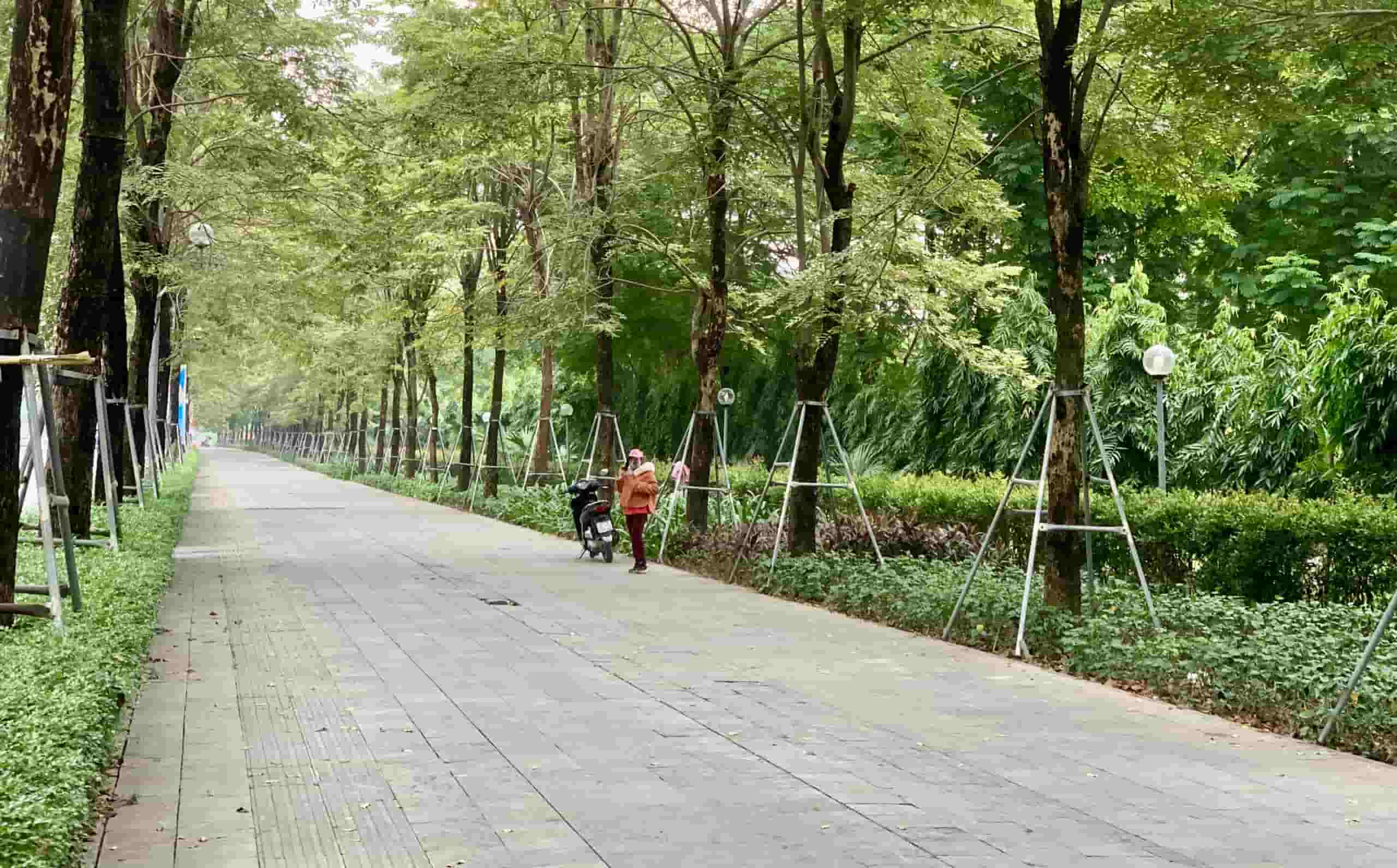 Với chiều rộng 7m, khu vực vỉa hè xung quanh công viên Hoà Bình thích hợp cải tạo thành làn đường cho xe đạp. Ảnh: Nhật Minh