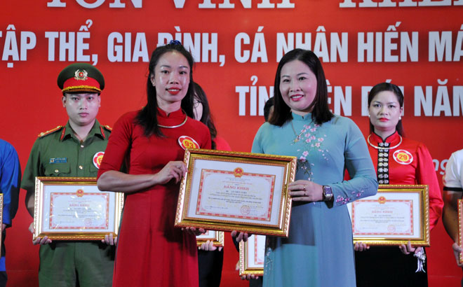 Cô giáo Lò Thuỷ Yên nhận Bằng khen của UBND tỉnh Yên Bái vì đã có thành tích xuất sắc trong công tác tuyên truyền, vận động và hiến máu tình nguyện năm 2023. Ảnh: Đỗ Hiên