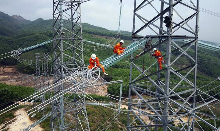 Chính phủ yêu cầu hoàn thành vượt tiến độ Dự án Đường dây 500 kV mạch 3 từ Quảng Trạch đến Phố Nối. Ảnh: EVNNPT