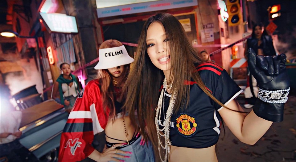 Jenni mặc áo Manchester United trong MV Pink Venom. Ảnh: YG Entertainmemt