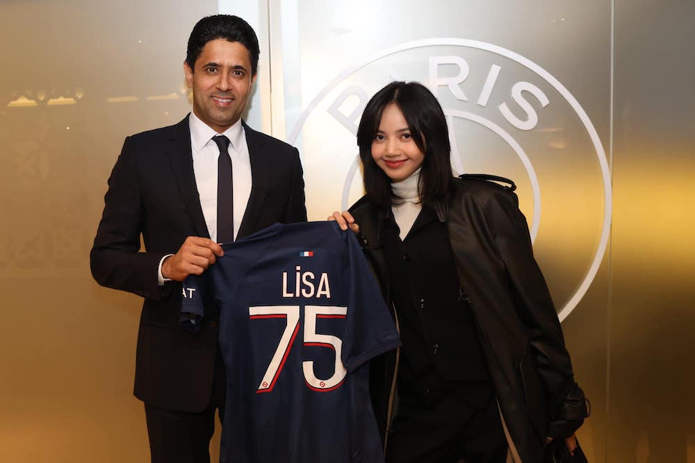 Lisa được Chủ tịch câu lạc bộ PSG tặng áo đấu có in tên riêng. Ảnh: CLB